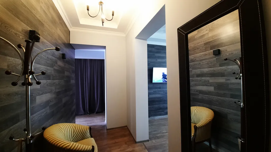 Просторная современная сталинка, в центре рядом с ресторанами и кафе