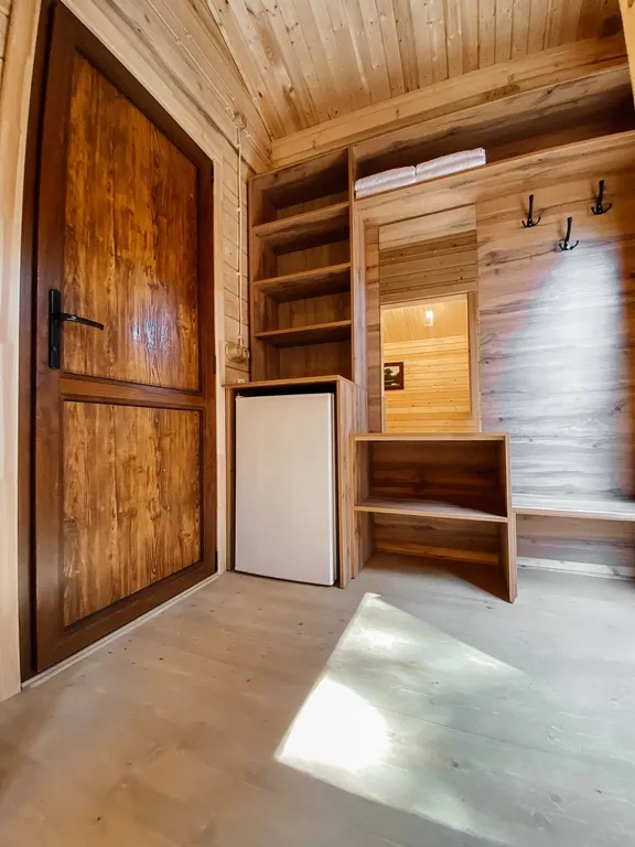 2 деревянных домика из сруба с беседкой-барбекю во одном дворе