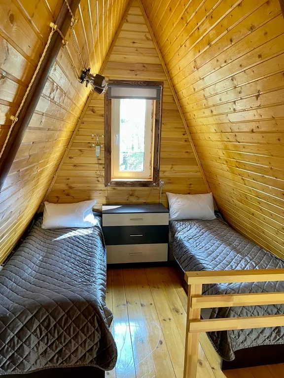 Шале у лесного озера