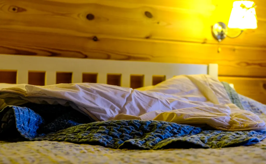 Уютный дом на берегу реки у водопада