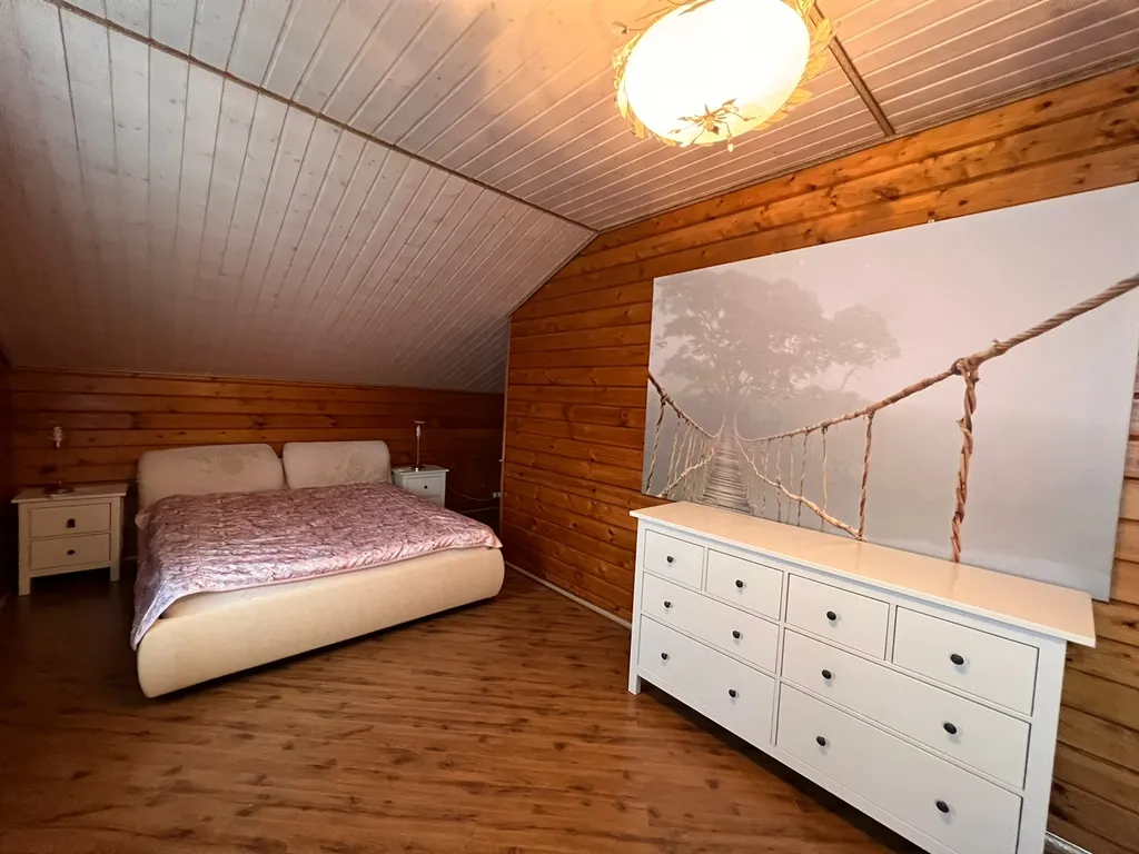 Деревянный коттедж с баней на берегу реки