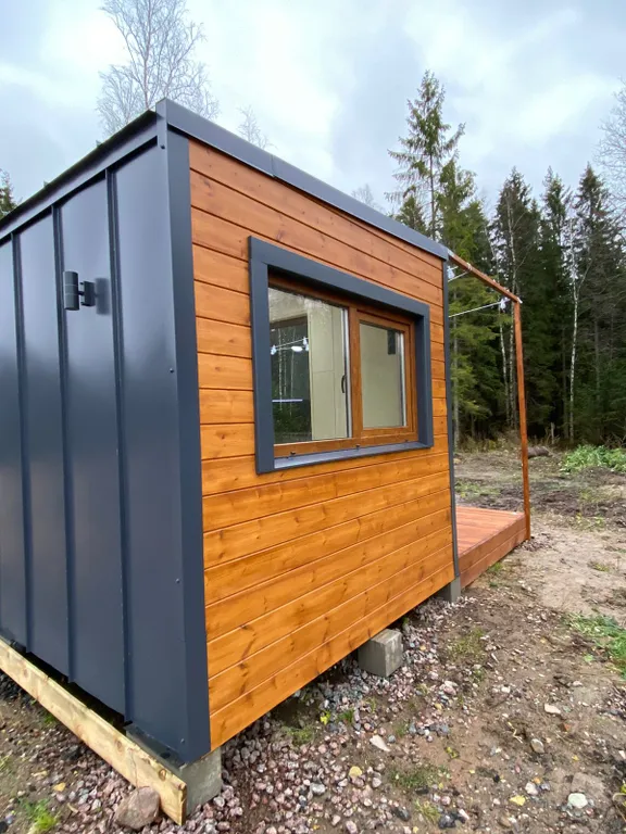 Уютный лесной домик на берегу ручья с выходом в лес