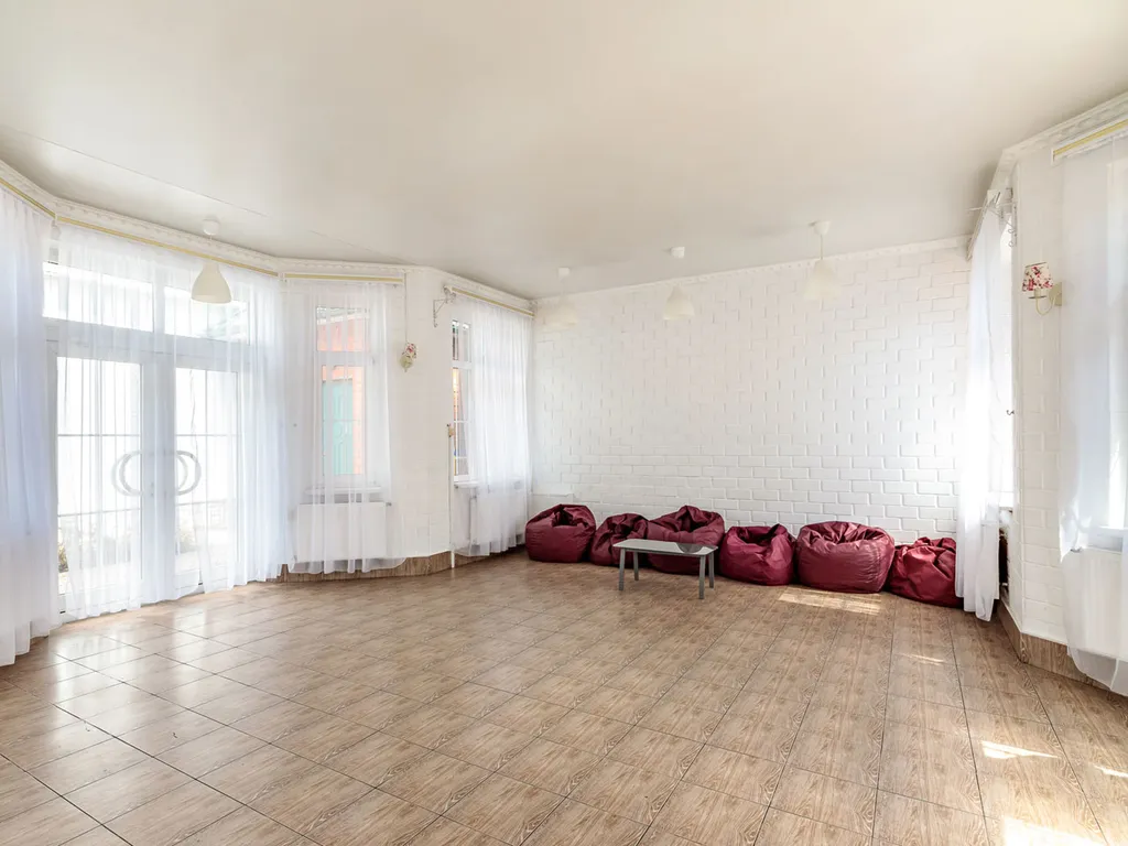 Дом с бассейнами и банкетным залом на Дмитровском шоссе