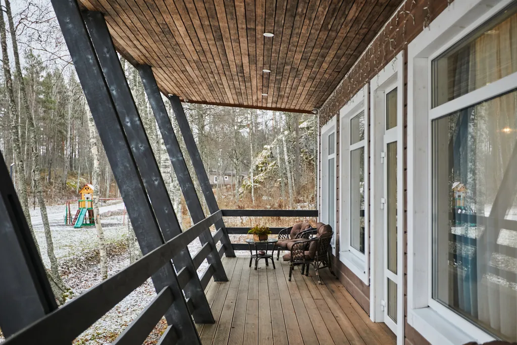 Просторный коттедж с 4 спальнями, камином и террасой