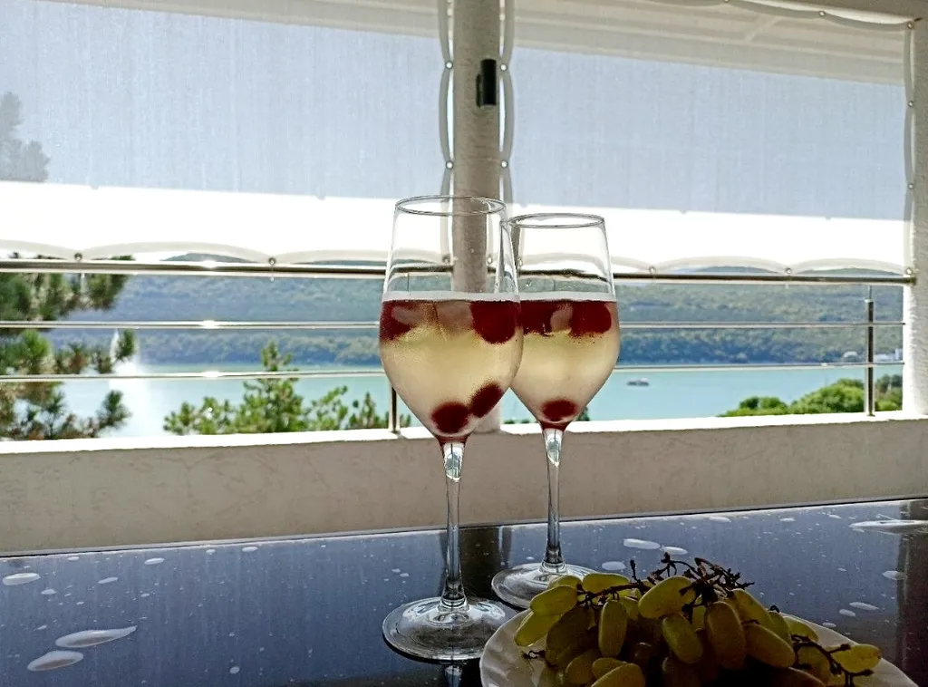 Апартамент-студия с видом на озеро Абрау