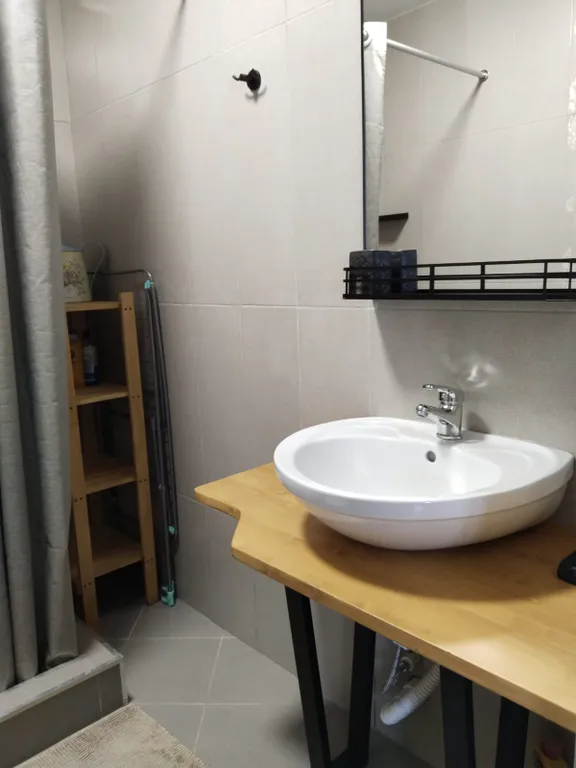 Уютный дом с панорамными окнами в пол