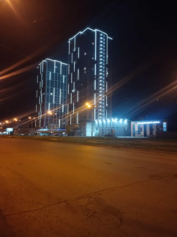 Высокая новостройка в центре города