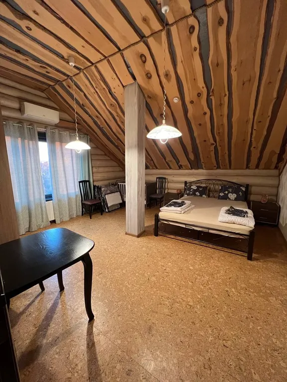 Большой дом с баней, бассейном и видом на озеро