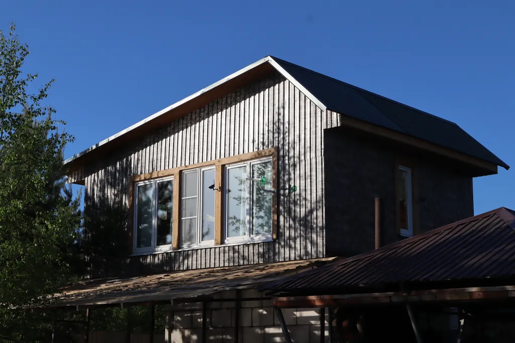 Двухэтажный дом на берегу Волги