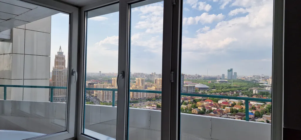 Шикарные апартаменты с видом на город и ванной на балконе