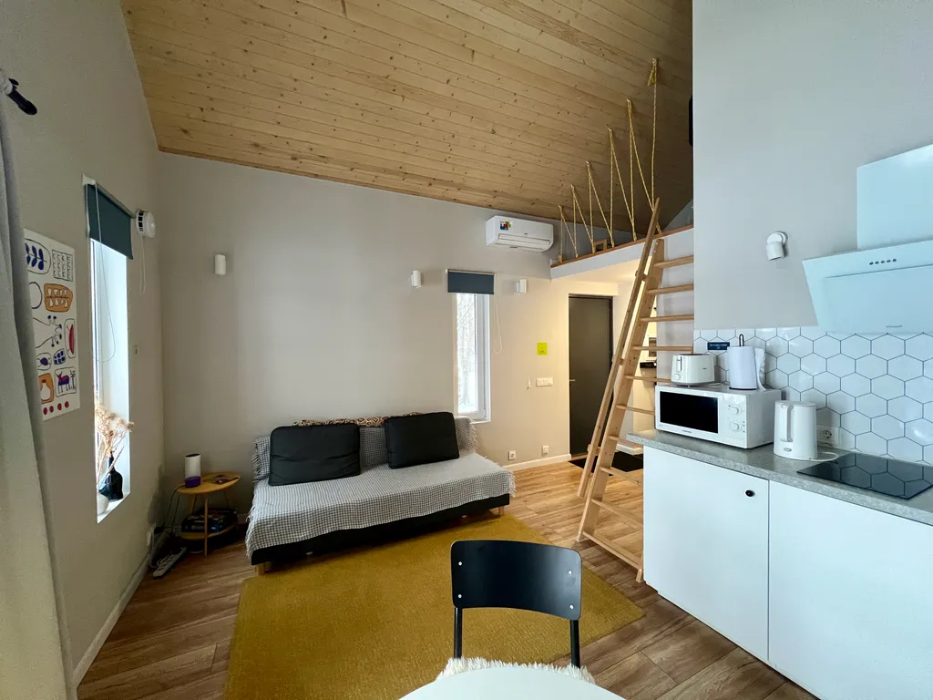 Синий домик в поле