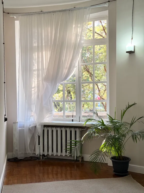 Апартаменты в сталинском доме с панорамным балконом у берега моря