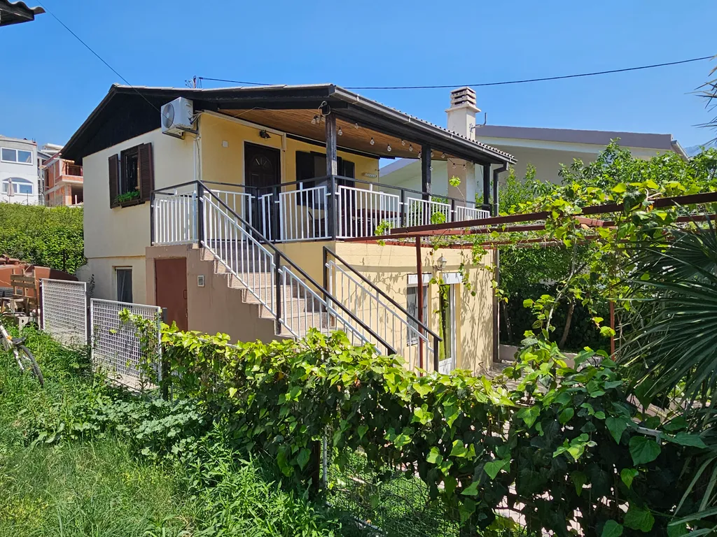 MonteBar2 часть дома на втором этаже с отдельным входом