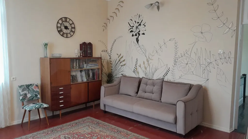 Большой двухэтажный дом с видом на горы