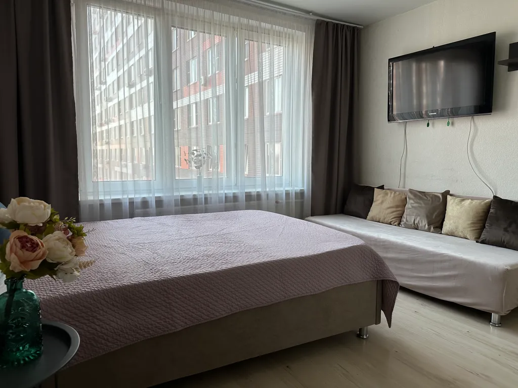 Стильная квартира студия с двуспальной кроватью