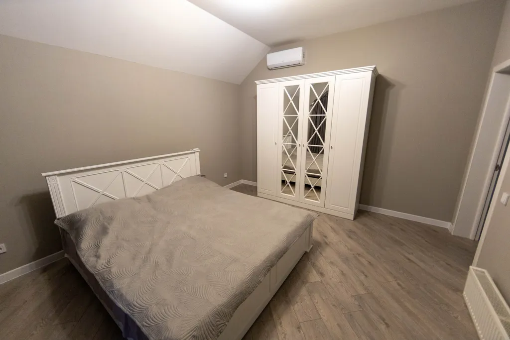 Просторный двухэтажный коттедж на берегу городского пляжа