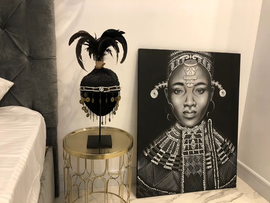 Стильная студия с ванной у панорамного окна и видом на горы