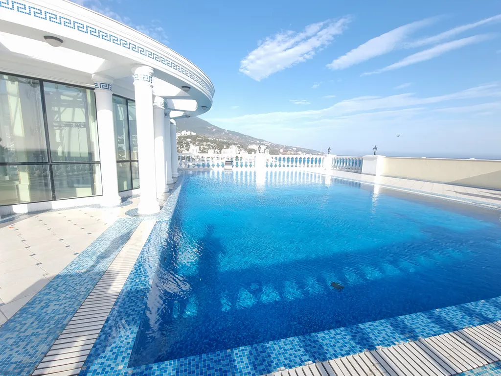 Aпаpтaмeнт c баcсейном и теpрaсой нa набеpeжной