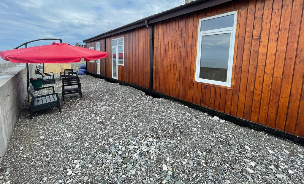 Номер на берегу моря