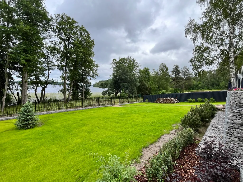 Коттедж на берегу озера с сауной