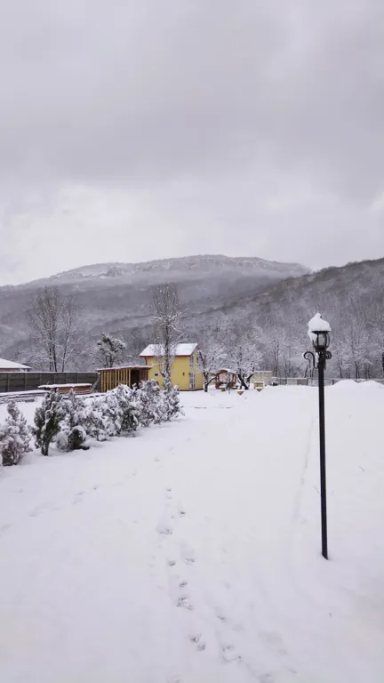 Домик с камином в горах