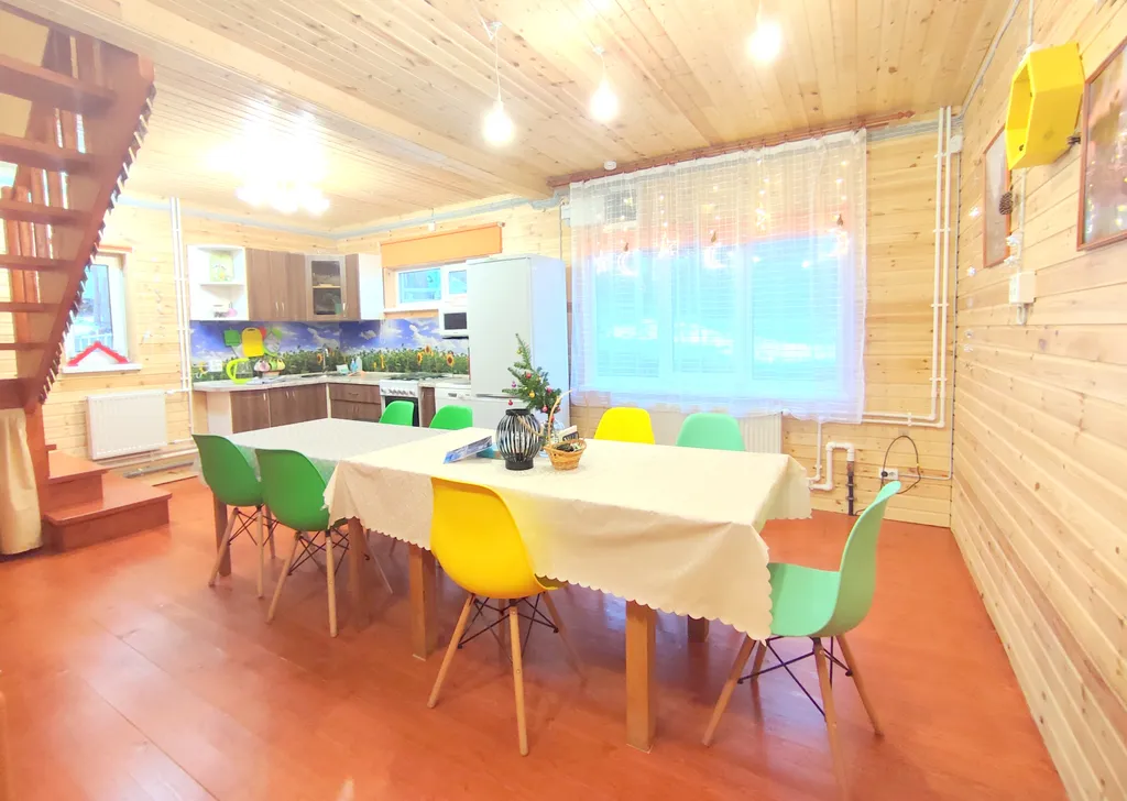 Просторный коттедж у озера с шикарным видом для большой компании