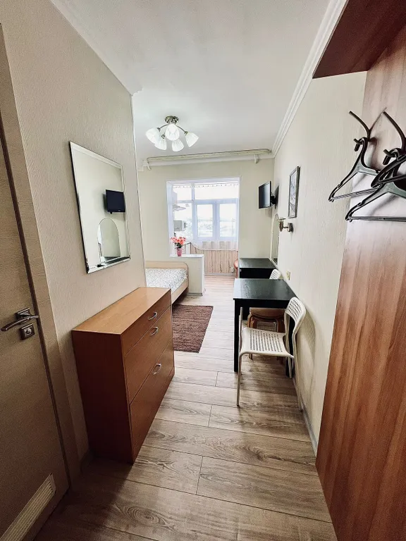 Уютная студия с односпальной кроватью, кухней и видом на город