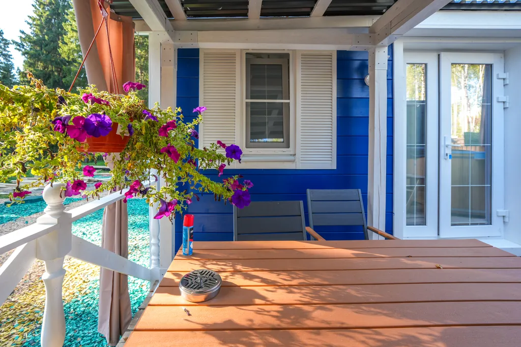 Синий домик в лесу на Живописной улице