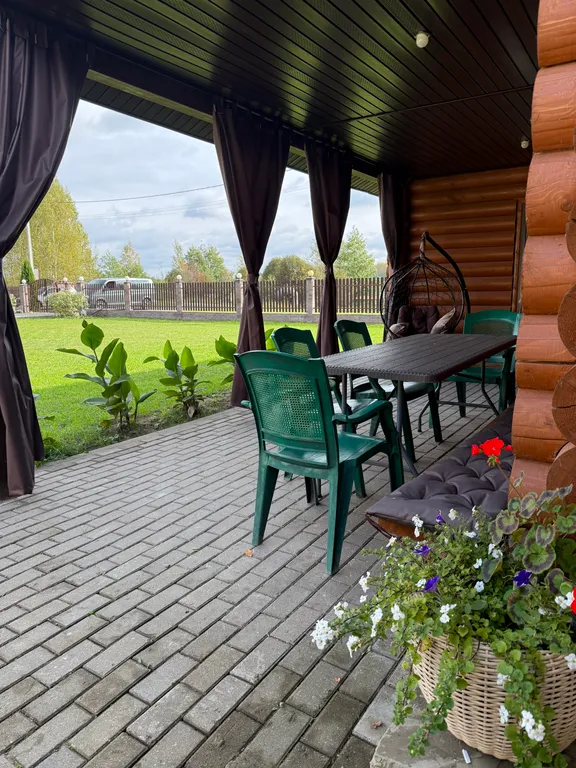 Дом на берегу реки с баней