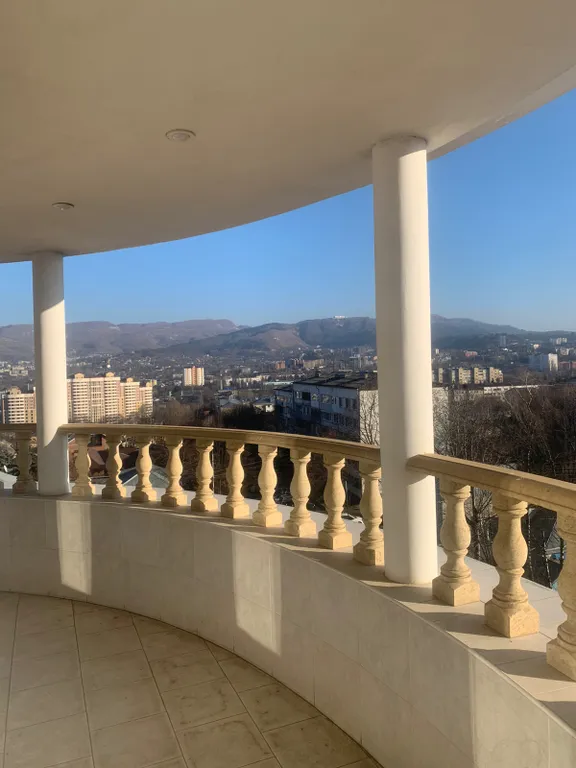 Уникальный, уютный, большой семейный дом. С видом на город