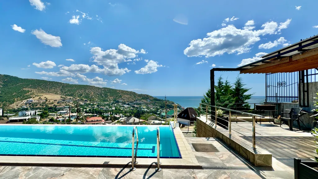 Дом с видом на горы и море