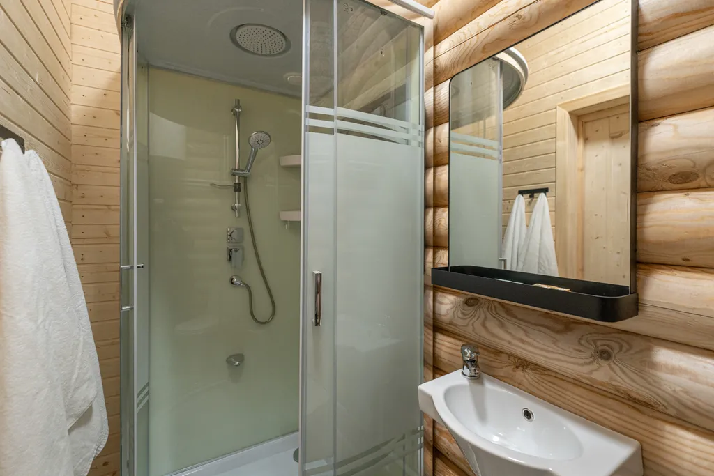 Сруб на озере