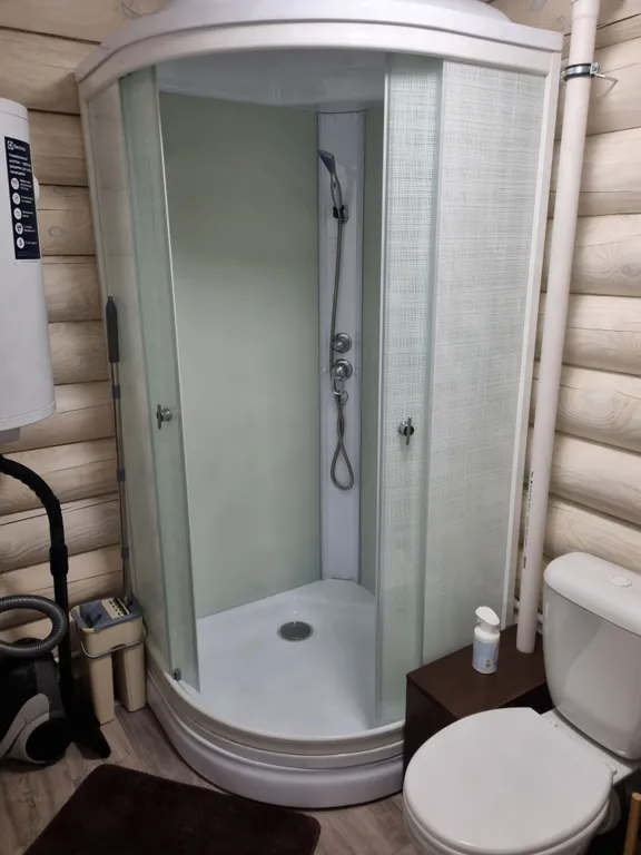 Уютный домик в лесу у пруда