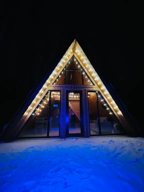 Домик в лесу вблизи от города в стиле A-frame