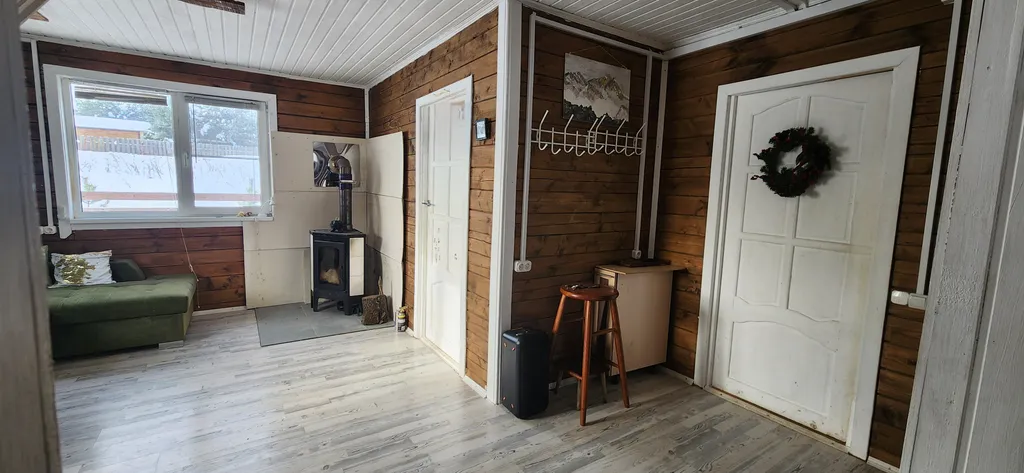 Коттедж на берегу реки с видом на сосновый лес