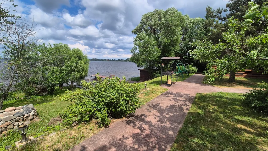 Дом на берегу волги, с видом на затопленную колокольню