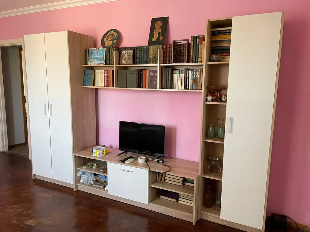 Маяк и море через дорогу