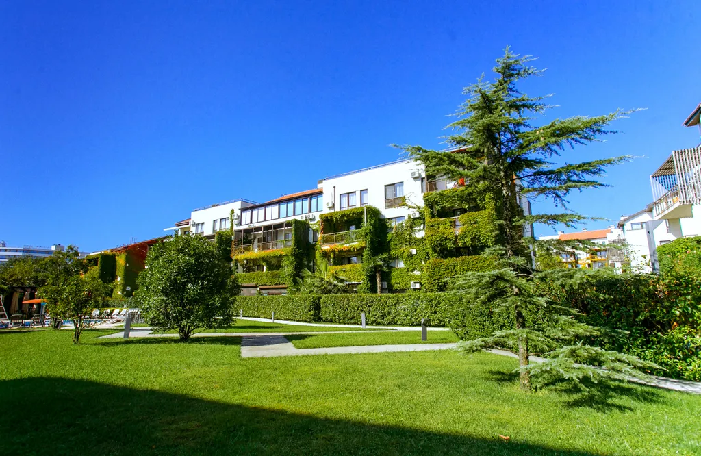 Зелёный уголок у моря