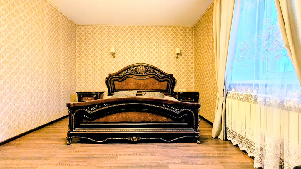 Дом с большой и крытой беседкой и с сауной