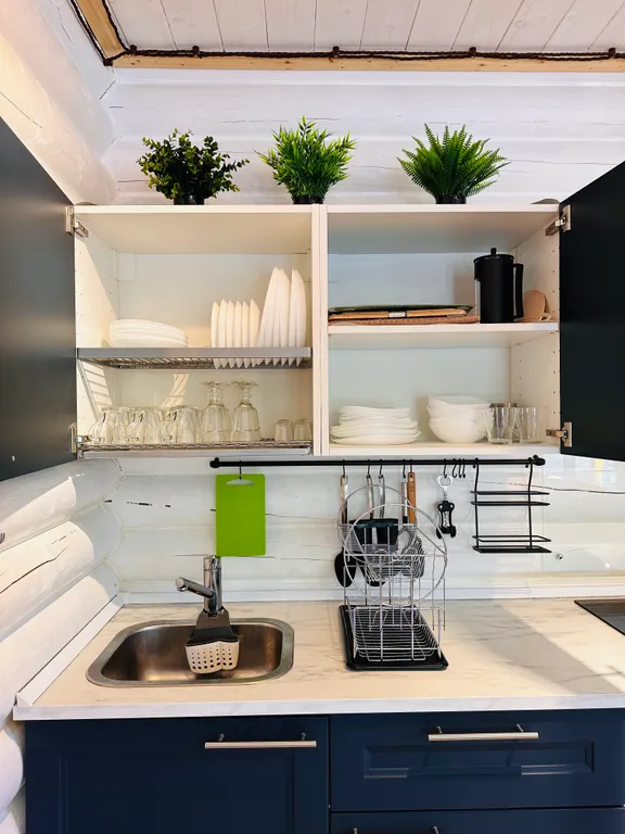 Усадьба Сова на берегу реки в горах Алтая