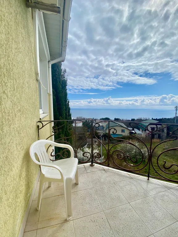 Комнаты с видом на море и горы