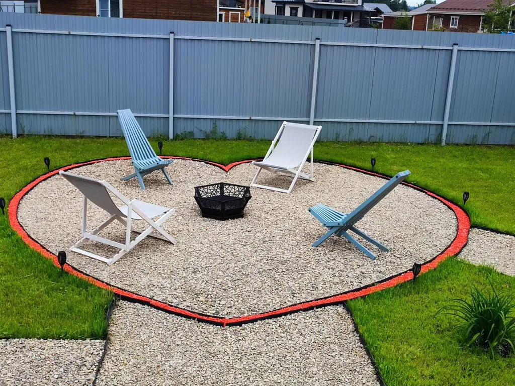 Новый стильный дом в окружении леса