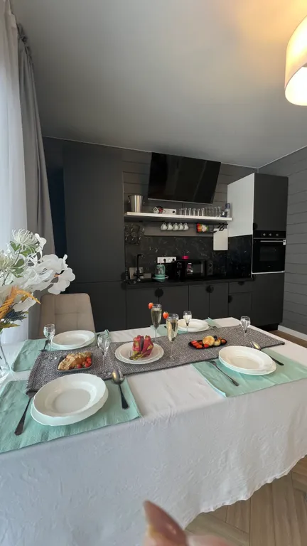 Grey House с дикими зайцами