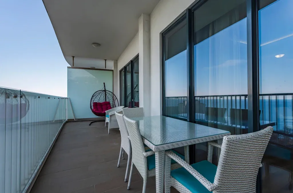 Большой апартамент с видом на море