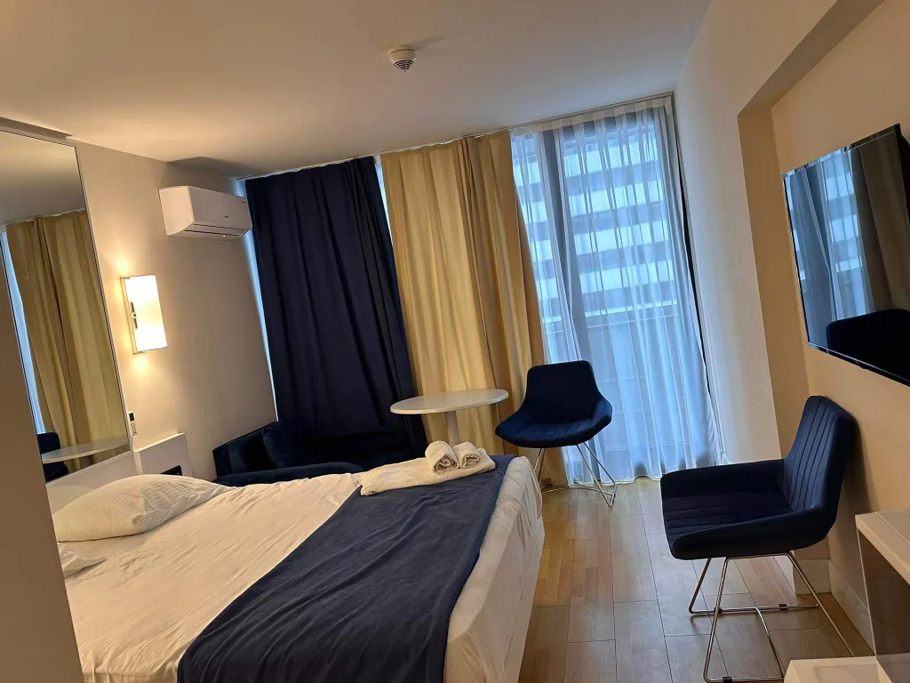 Батуми ждет вас в номере со всеми удобствами и видом на море, горы