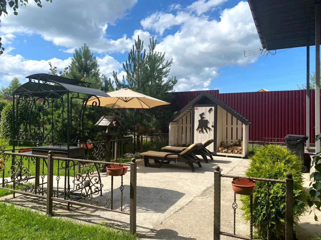 Современный новый дом с баней и банным чаном и бассейном