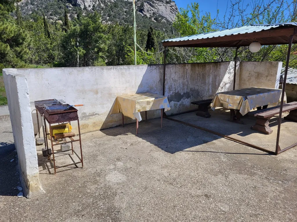 Двухэтажные срубы на берегу моря