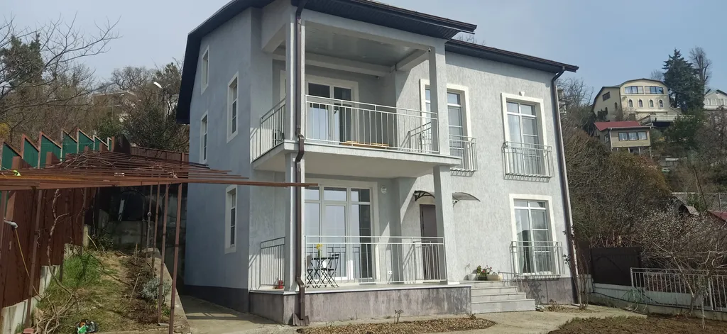 Коттедж с видом на море среди садов