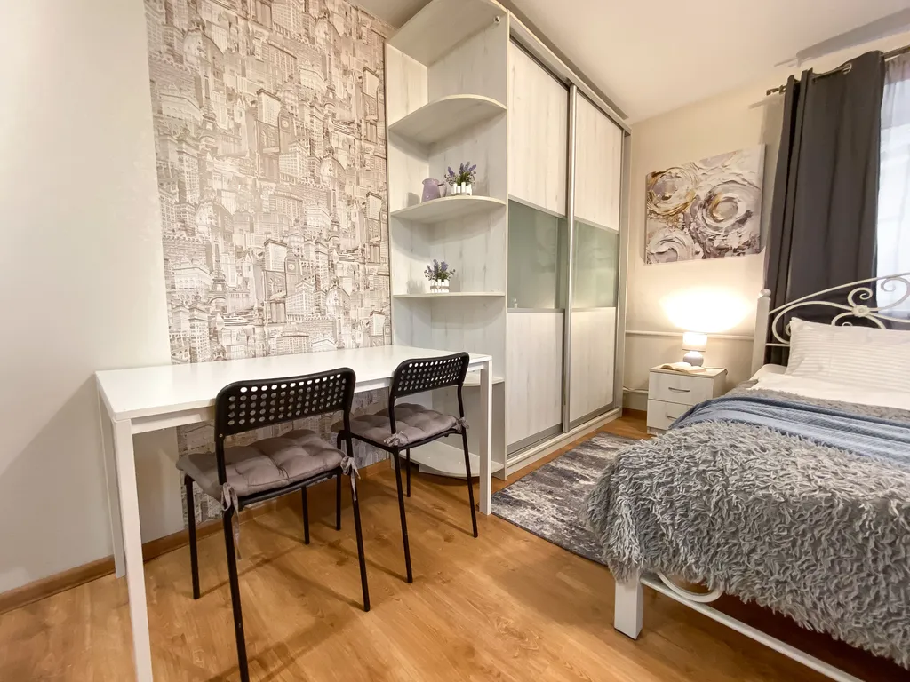 Студия с ёлочкой и балконом в центре города