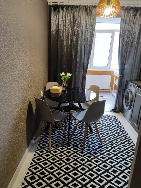 "Квартира в центре города с видом на горы"